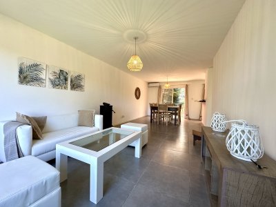 Preciosa casa a estrenar en propiedad horizontal en jardines de cordoba! 
3 dorm y 2 baños, principal en suite! 
Living comedor con estuf de alto rendimiento, parrillero techado