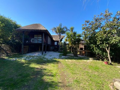 Cabaña con vista al mar. 3 dormitorios y 3 baños. Uno de los dormitorios es en el entrepiso, abierto.
El dormitorio principal en suite y el otro con entrada independiente a la casa.
Terraza con vista al mar, parrillero, jardín cerrado a pocas cuadras de la playa.
Terreno de 450m2 y aprox 120m2 construidos. BINTANG Propiedades