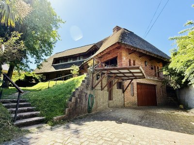 Casa en Pinares de 200 m² construidos en terreno de 648 m², excelente estado.
PLANTA BAJA: cuenta con un living en desnivel y estufa a leña, comedor y una amplia cocina con comedor diario.
Un dormitorio y un baño completo.
PLANTA ALTA: se encuentra un escritorio o sala de estar que balconea al living, tres dormitorios y un baño.
SUBSUELO: garage cerrado para dos autos, dependencia de servicio con baño y espacio de lavadero.
En el exterior, un quincho abierto con parrillero, terraza al frente.
La casa está requinchada este año, con buenos pisos, terminaciones en madera y ladrillo.
