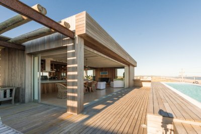 Magnífica casa en Santa Mónica. A pocos km de José Ignacio con vistas panorámicas. El amanecer sobre el mar y el atardecer sobre la laguna. Amplio Living comedor con cocina integrada, gran deck de lapacho, parillero y pileta. Master suite con vestidor. Losa radiante. BINTANG propiedades
