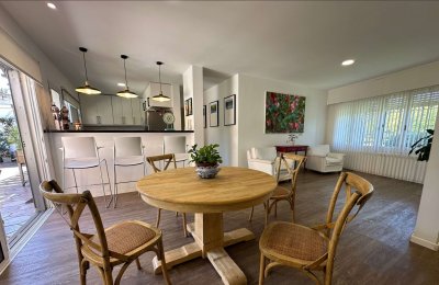 Venta de  Casa con estilo Minimalista en el límite de Punta Gorda y Carrasco, ubicada en la tranquila calle Uspallata, entre Caramurú y Av. Rivera. 
Construida en 1963 y completamente renovada en 2019, ofrece un estilo de vida único con espacios independientes y amplias áreas al aire libre.

Ubicación Privilegiada:
A pasos de Av. Gral. Rivera y Av. Bolivia, en una esquina que te brinda accesibilidad y tranquilidad.

Superficie del Terreno: 500 m².

Superficie Construida: 249 m².

Espacios Versátiles:
Ideal para familias numerosas o para quienes buscan generar ingresos adicionales con los monoambientes independientes.

Planta Baja: Casa principal

Luminoso living comedor con cocina integrada, barra divisoria y grandes ventanales.

Cocina moderna con muebles a medida, anafe y horno empotrado, conexión para lavavajilla.

Tres dormitorios espaciosos, todos cuentan con placares y amplios ventanales.

Dos baños completos, uno de ellos en suite.

Garage cerrado para dos o tres vehículos.

Planta Alta (con acceso independiente):

Dos Monoambientes independientes, cada uno con su propio baño y comodidades.

Estas unidades cuentan con techos de madera y tejas, son ideales para miembros de la familia que deseen privacidad.

Exterior:

Amplio patio frontal con cerco perimetral.

Patio trasero con barbacoa cerrada, parrillero interior y aire acondicionado.

Parrillero exterior, perfecto para reuniones

Azotea transitable con piso de hormigón en planta alta, pérgola entre los monoambientes, se puede utilizar como patios independientes.

Comodidades Adicionales:

Ventanales dobles para mayor aislamiento.

Caldera a gas.

Rejas en todas las aberturas