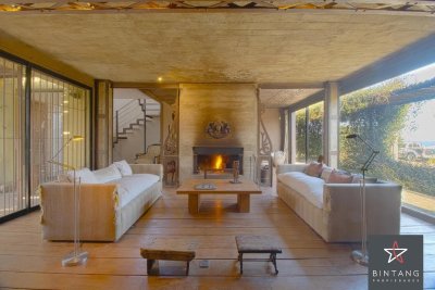 Casa frente al Molino de Pérez, con vista despejada al parque y al mar.
Construida en el año 2006 con detalles originales y elementos únicos.
Terreno de 437m2,  con 240m2 construidos desarrollados en tres plantas.
La casa cuenta con detalles que la hacen única como, revoques finos en barro, piezas en hierro antiguo, tablones de madera rústica, hormigón a la vista.

Planta Baja:
Hall de recepción
Toilette. 
Amplio Living con estufa a leña y ventanales de piso a techo.
Comedor de cómodas dimensiones.
Cocina con desayunador.
Dormitorio en suite.

Planta Alta:
2 dormitorios amplios, ambos con estufa a leña, hermosas vistas y salida a una terraza.
Baño completo de generosas dimensiones.
Espacio disponible para ampliación de unos 70m2.

SubSuelo:
Garage y amplio espacio de guardado de 40m2.

Hermoso fondo arbolado integrado a la casa.
Calefacción central por losa radiante.
Alarma.
Entrada lateral para 2 autos (además del garage).