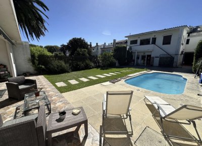 Venta de casa en Punta Gorda.

Hermosa propiedad en padrón único sobre Aconcagua  con orientación Norte. 
 Se desarrolla en dos plantas:
En la primera planta podemos encontrar 
- Recepción de entrada con hogar.
- Living al frente.
- Dormitorio principal en suite con gran vestidor.
- Dormitorio secundario 
- Segundo baño completo.
- Escritorio o posible 5° dormitorio.
- Estar comedor con cocina semi integrada.
- Dos amplios dormitorios con placares, baño completo y depósito.
- Jardín 

Segunda planta 
- Fondo verde amplio con piscina 
- Gran barbacoa con parrillero, cocina y baño completo.
La casa cuenta también con garaje lateral que conecta el jardín con el fondo y deja un acceso independiente para la casa, terraza al frente, balcón al fondo, pequeño sótano para sala de máquinas y depósito. 

Bintang Propiedades.

