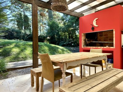 Preciosa casa en propiedad horizontal en jardines de cordoba! 
3 dormitorios y 2 baños, principal en suite! 
Living comedor con estufa de alto rendimiento, cómoda cocina, parrillero techado.
Terreno cerrado.