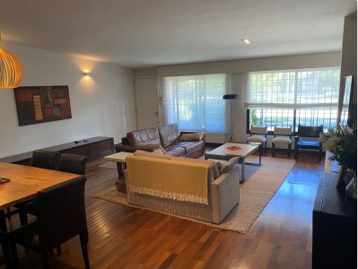 Venta de casa en Padrón único en Punta Gorda en una sola  planta a pocas cuadras de la Rambla. 

Impecable casa sobre la calle Av. San Marino.
Totalmente reciclada en el año 2018.
Amplia recepción con grandes ventanales, estufa leña, piso de lapacho, techos altos.
3 Dormitorios, uno de ellos en suite.
Baño.
Gran cocina con isla, super moderna.

Fondo verde con parrillero techado.
Calefacción central a gas.

BINTANG Propiedades.