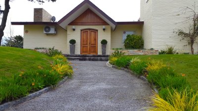 Casa a una cuadra del mar de la mansa. Totalmente reciclada, muebles y equipamiento nuevo a estrenar. En un terreno de 1200 m2 con 436 m2 construidos.
Living comedor con estufa a leña, toilette, cocina totalmente equipada. PlayRoom de 110 m2 con barbacoa, equipado con mesa de pool, una segunda cocina completa y baño.
2 máster suite, 2 dormitorios comparten baño, escritorio. Jardín hecho a nuevo con piscina climatizada y baño. Riego automático , servicio completo. Calefacción central en toda la casa,  aire acondicionado en todos los ambientes, garage para 2 autos, alarma , antena satelital, wifi y 6 TV full hd smart, etc. BINTANG propiedades.