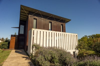 Moderna casa del Arq. Diego Montero.
Ubicada de la ruta hacia el mar, en Punta Piedras! 
Desarrollada en 2 plantas, cuenta con garaje subterráneo para 2 autos y dependencia de servicio en suite.
En PB living comedor con cocina integrada y toilette. En planta superior 5 dormitorios en suite.
Aires acondicionados en todos los ambientes, materiales de 1er nivel. Piscina
Para entrar ya!!! .