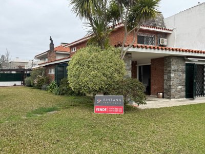 Casa ubicada en Av. Gral. Paz y Coimbra. 250 m2 edificados y 550 m2 de terreno.
Living al frente, luminoso con estufa a leña y salida al jardín al frente.  
Comedor amplio con salida al patio. Cocina definida con doble mesada muy luminosa. 
3 Dormitorios, dos de ellos en suite.
3 Baños Completos.
Estar con estufa a leña y salida al patio con parrillero y horno a leña.
Excelente orientación! Garage cerrado para un auto y cochera techada para otro auto.
Calefacción y agua caliente central a gas, aberturas DVH, riego automatizado y cámaras de vigilancia.
BINTANG Propiedades