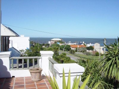 Casa en Alquiler, 3 Dormitorios, La Barra, La Barra.
De la ruta al mar y a mts de la playa la Posta del Cangrejo, consta de recepción en PB, y 2 dorm. con 1 baño (ambos con vista al jardín) cocina y salida al parrillero y en PA: excelente dormitorio en suite con terraza y espectacular vista al mar y la puesta de sol. Dependencia de servicio muy buena afuera al lado del parrillero y lavadero. Jardín con toda la privacidad del lugar.