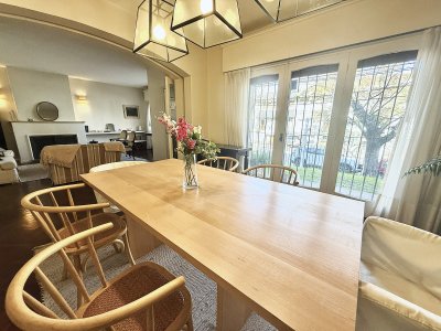 Excelente ubicación! Esta casa se destaca por su funcionalidad de cómodos ambientes, muy luminosa y la mejor orientación.
Desarrollada en dos niveles.
Planta Baja:
Living con estufa de leña.
Comedor.
Estar diario con estufa de leña y salida al fondo.
Cocina reciclada con amplios placares, cómodas dimensiones con salida al fondo.
Dependencia de servicio.
Fondo con arboles, parrillero techado.
Planta Alta:
4 dormitorios, dormitorio principal en suite orientación norte muy luminoso.
Balcón.
Pisos de madera en perfecto estado.
La casa cuenta con calefacción central a gas, aires acondicionados.
Garage para un auto y lugar para uno mas. Orientación norte.

Acepta préstamo bancario