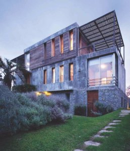 Casa a una cuadra del mar. Proyecto del Arq. Martín Gómez. Gran living comedor con estufa a leña. Amplios ventanales al mar y al jardín con piscina. Toilette. Cómoda cocina integrada. 
3 dormitorios en suite (master suite en planta alta con vestidor y terraza con vista al mar). 
La casa tiene tres pisos, en cada nivel hay un dormitorio.
Hermoso jardín con parrillero. Lavadero. Garaje. BINTANG Propiedades.
