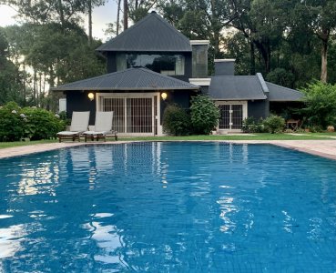 Magnífica propiedad con 400 mts cuadrados construidos en un terreno de 4.500 mts rodeada de bosque en Parque Burnett.
La misma está desarrollada en 2 plantas, cuenta en pb con un gran living comedor con estufa a leña, cocina definida, toilette, dependencia de servicio con baño, lavadero y gran barbacoa cerrada anexada a la casa. 
2 dormitorios que comparten un baño en semi suite. 
En planta Alta 2 dormitorios en Suite de muy amplias dimensiones.
Piscina de 10x5 mts.