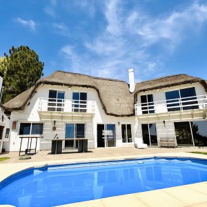 Preciosa casa en altura en Club del Lago con espectacular vista franca a la laguna!
Desarrollada en 2 plantas, cuenta con 250m2 construidos en un lote de 2.000m2.

En planta baja encontramos un amplio living con estufa a leña, comedor, ambos con ventanales hacia la piscina y hermosa vista hacia la laguna.
Cocina definida, despensa, dormitorio o playroom con baño, lavadero, garaje y baño social.
En Planta Alta, 3 dormitorios y 2 baños, 1 de ellos en suite, 2 de ellos con vista!

Amplio jardín con piscina y parrillero!