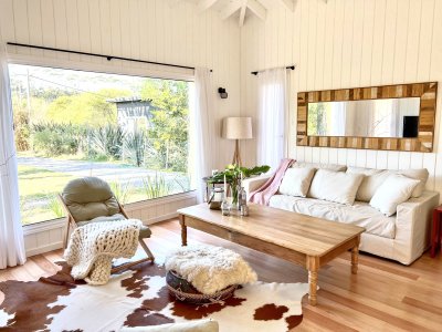Hermosa casa a estrenar de 1 dormitorio en Pueblo San Vicente!
Terreno de 670m2 y 100 mts construidos.
Living comedor con cocina integrada de cómodas dimensiones totalmente equipada. 
Dormitorio amplio y baño. gran deck con galería techada con parrillero.
Aberturas doble vidrio, aires acondicionados y estufa de alto rendimiento!
a 400 mts de la playa.