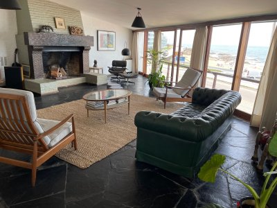 Casa sobre la playa de Los Ingleses, en la península.
Proyecto de los arquitectos Clark y Guerra. Sus ambientes son amplios con vistas panorámicas al mar.
Desarrollada en dos niveles. BINTANG Propiedades.