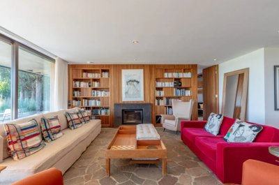Casa en barrio privado exclusivo Fasano Las Piedras, con vistas a las lagunas y al campo de golf.
Sobre un lote privilegiado, con orientación norte y gran privacidad, esta casa combina diseño moderno, calidez y un entorno natural único.
Distribuida en dos plantas, cuenta con 4 dormitorios, dos de ellos en suite, toilette, living comedor, playroom y cocina. 
En el exterior, piscina, parrillero, espacios de estar y un deck con fogón.
Garaje cerrado para dos autos, losa radiante y aire acondicionado fríocalor por conductos.
El barrio ofrece seguridad, restaurante, piscinas, River Club, golf de 18 hoyos diseñado por Arnold Palmer, tenis y centro hípico.
A 15 minutos de La Barra y 25 minutos de Punta del Este o José Ignacio. 
