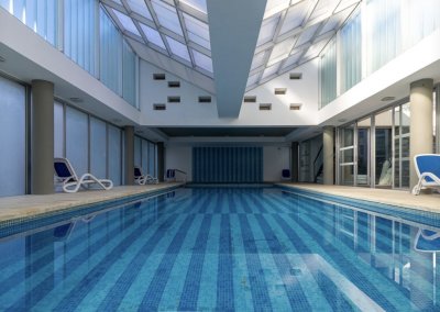 Apartamento TRIPLEX Único!! Fabulosas vistas al mar y al casco de Punta del Este.
Se encuentra sobre el mar de la Brava, todos los ambientes con amplios ventanales.  

PRIMER NIVEL: Living comedor con salida a una amplia terraza al mar.
Cocina definida con terraza lavadero. Toilette. Primer dormitorio en suite.
SEGUNDO NIVEL: Dormitorio en suite con vestidor. Master suite de amplias dimensiones, sobre el mar.
Jacuzzi con vista al mar. Vestidor.
TERCER NIVEL: Terraza privada con parrillero y jacuzzi de uso exclusivo con vista al mar.
Las hermosas vistas tanto diurnas como nocturnas y su proximidad al mar lo hacen único.

Todos los niveles se comunican desde el interior del apartamento.
Garage doble. Baulera.
Edificio con servicio de mucama todo el año, servicio de playa en verano, gimnasio, sauna, sala de masajes, piscina climatizada. Barbacoa. Seguridad 24hrs
BINTANG Propiedades.
   
