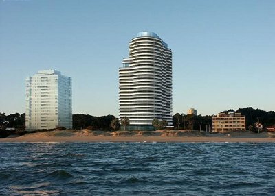 Espectacular apartamento de 194m2 totales, en primera fila de playa mansa, torre de categoría.
Unidad esquinera, amplio living comedor al frente, master suite con hidromasaje y vestidor, también al frente.
2da suite de amplias dimensiones, terraza corrida en toda la unidad, cocina definida, dependencia de servicio en suite y terraza lavadero.
Garaje en subsuelo.
