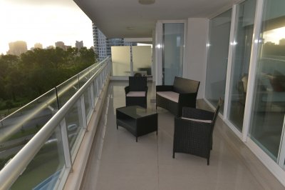 En venta apartamento 4 dormitorios en suite, servicios, vista parcial al mar, Punta del Este.