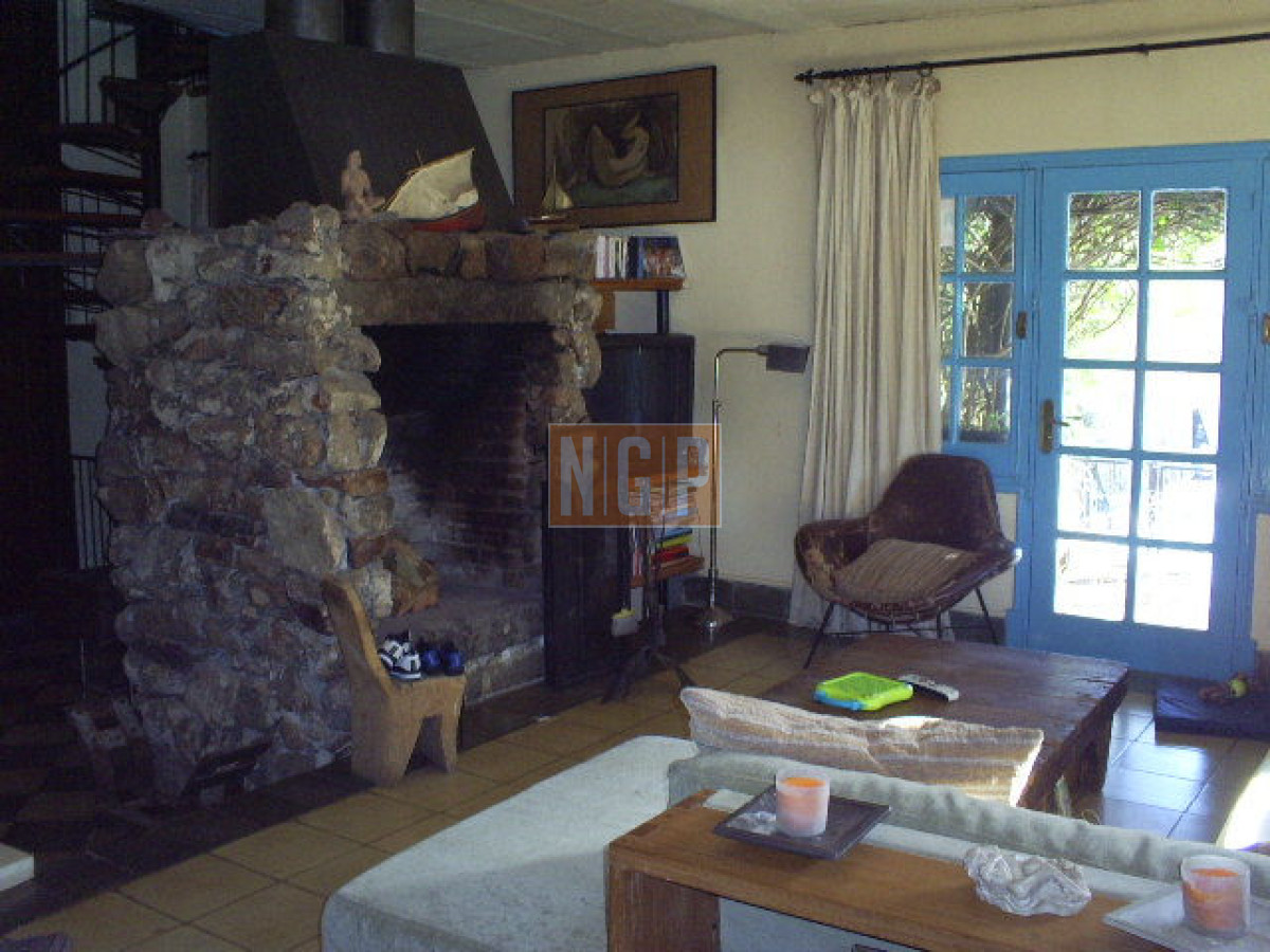 preciosa casa en venta , la barra punta del este.-  - ngp21355c