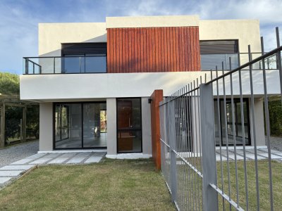 ¡MUDATE YA! Casa a estrenar de buena construcción y finas terminaciones 