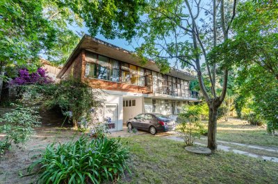 Hermoso chalet de dos plantas con piscina!