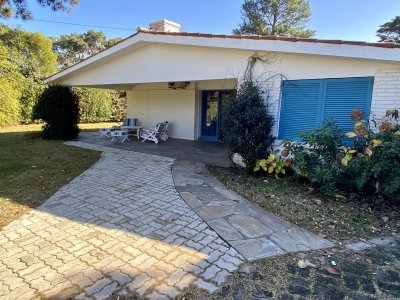 Venta casa 4 dormitorios playa mansa Punta del Este. 