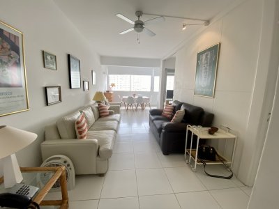 Venta apartamento un dormitorio primera línea playa mansa, Punta del Este 