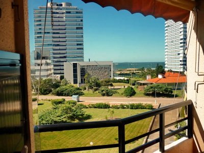 Vendo apartamento de 1 dormitorio y medio y garage. Playa Brava, Punta del Este.