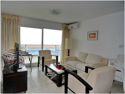 En alquiler y venta... apto ubicado estratégicamente entre playas mansa y brava.