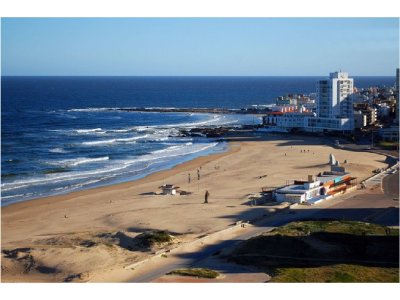 Vendo apartamento 1 dormitorio frente al mar, con excelente vista a playa brava, Punta del Este.