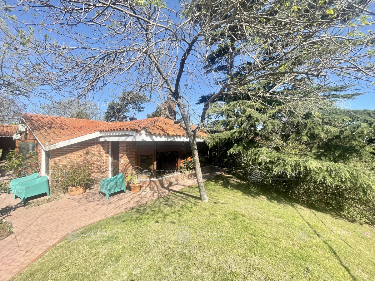 venta casa - 3 dormitorios + servicio - barbacoa y garaje - punta del este  - dmc11884c
