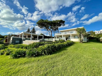 Exclusiva casa sobre la playa de Solanas. Excelentes vistas,  piscina y parrillero con vista al mar. 