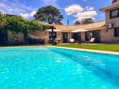 Excelente casa con piscina en alquiler en Rincon del Indio, playa Brava, Punta del Este.