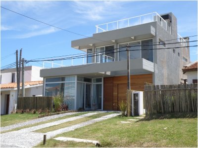 Hermosa casa, a solo 50mtrs del mar, ideal para veranear!