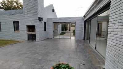 Alquiler Anual, casa ideal para comercio en Punta del Este 