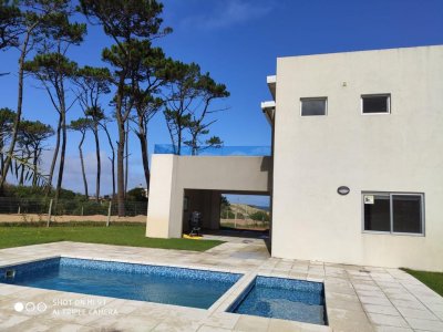 Casa de 3 dormitorios con piscina y vista al mar