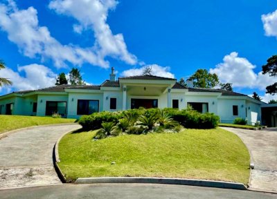 Lujosa Casa de 3 Dormitorios con Piscina en La Arboleda