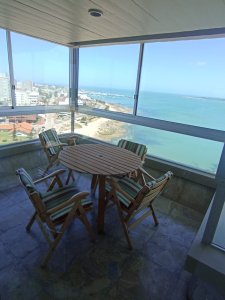 La mejor ubicacion y vista de la Playa Mansa desde un piso 16 con 3 dormitorios