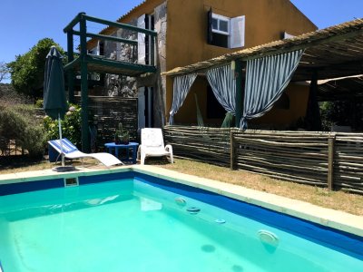 Hermosa casa de 4 dormitorios para vivir todo el año en alquiler anual en Manantiales