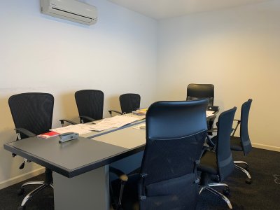 Edificio Corporativo En Alquiler, 9 Privados, 3 Baños y 2 Patio - Canelones- Parque Rodó