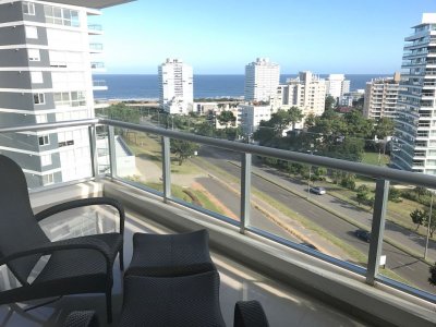 Torre con excelentes servicios, a pasos de Playa Brava