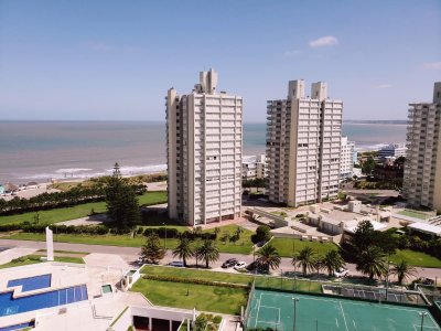 Primera linea de Playa Mansa, 2 dormitorios y medio 