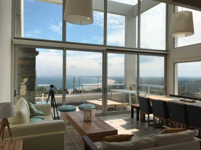 PUNTA BALLENA, TRIPLEX DESARROLLADO SOBRE 243 METROS TOTALES