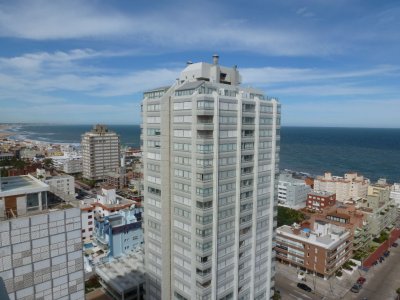 OPORTUNIDAD! Departamento de 3 dormitorios en piso alto, Punta del Este