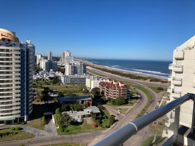 Apartamento en alquiler, con parrillero propio en Punta del Este