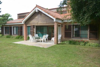 Amplia casa, bien ubicada a pocas cuadras del mar