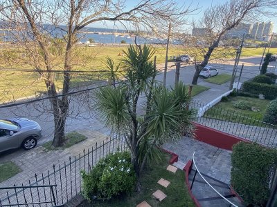 Alquiler de CASA 365m2 frente al Puerto del Buceo, Barbacoa, 3 cuartos, 2 suites, servicio, jardín, vista veleros. C869