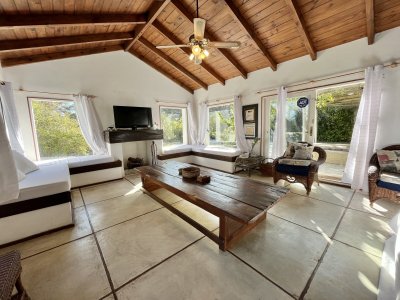 Casa en venta 5 dormitorios y servicio, La Barra, Uruguay
