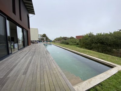 Moderna casa en Punta Piedras con 5 suites a metros del mar!